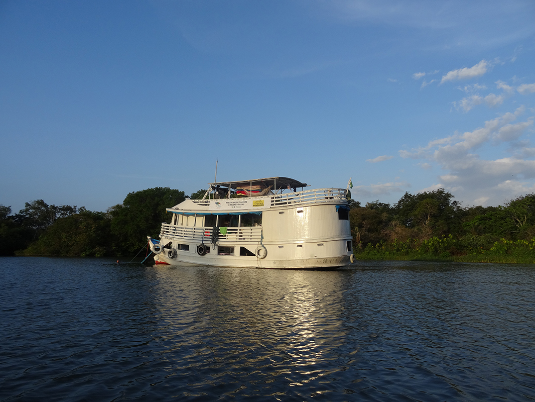 Barco ancorado em abrigo para pernoite - Foto Marcia Chame