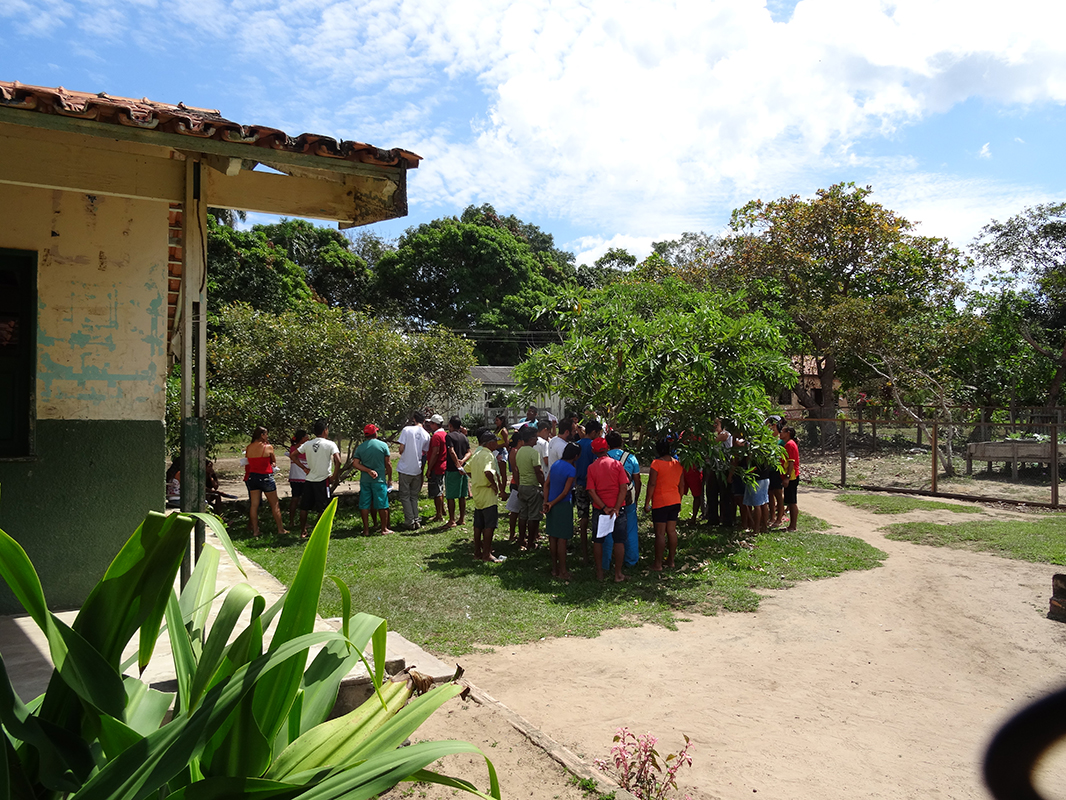 Aula prática do aplicatico SISS-Geo com simulação de animais silvestres no campo - Foto Marcia Chame