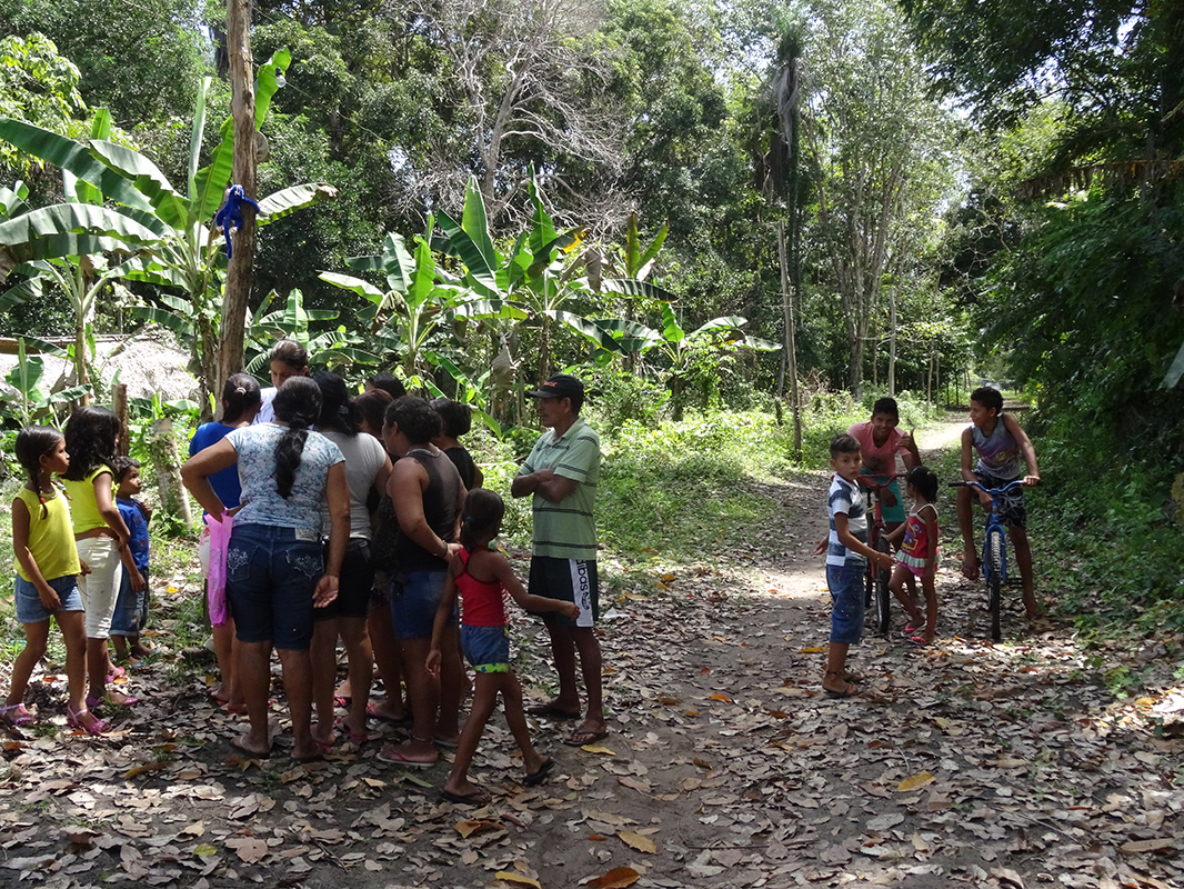 Aula prática do aplicatico SISS-Geo com simulação de animais silvestres no campo - Foto Marcia Chame