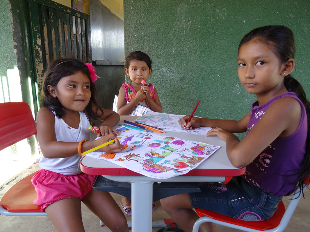 Oficina recreativa com crianças colorindo o Guia de Uso do SISS-Geo - Foto Marcia Chame