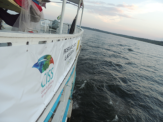 Faixa do projeto presa no barco